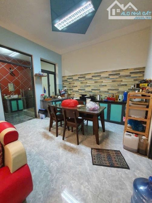 CĂN NHÀ 3 TẦNG XÂY DỰNG HIỆN ĐẠI, CHẮC CHẮN, NỘI THẤT XỊN, ĐẶC BIỆT NHÀ XÂY CÓ THIẾT KẾ CH