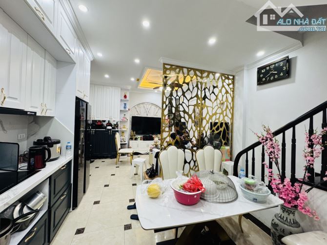 Bán nhà Hoàng Hoa Thám ô tô đỗ cổng nhà đẹp dân xây nở hậu, nội thất xịn 40m 5 tầng giá 10