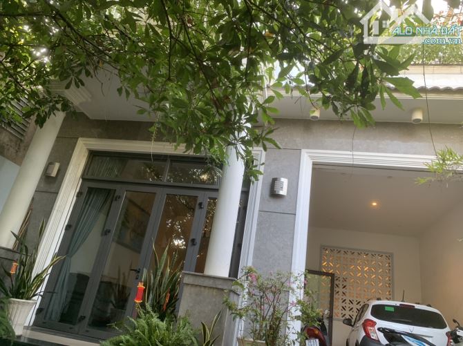 Bán nhà đi nước ngoài DT:200m2 (8x25)- biệt thư MIni 1 trệt- 1 lầu