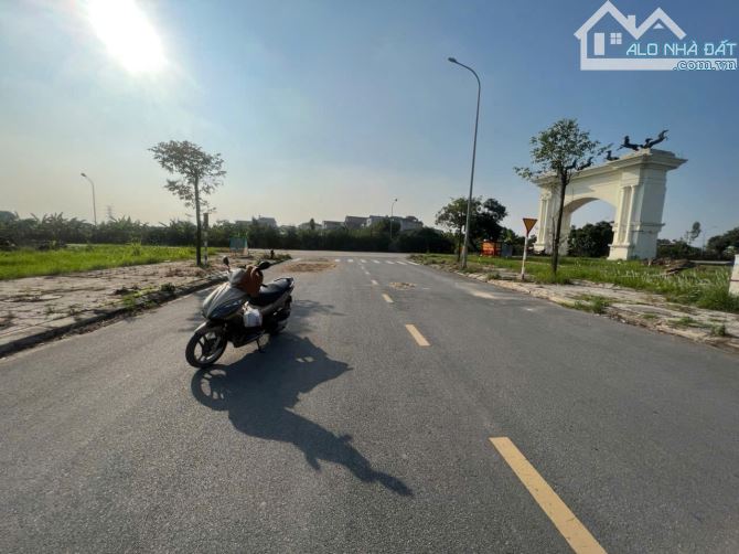 giá 4,1 tỷ. Diện tích rộng 103m2, mặt tiền 5m cực đẹp,  Pháp lý đầy đủ, 
2 mặt thoáng