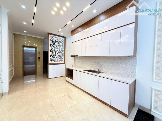 Bán nhà lê trọng tấn ô tô lùi đỗ sát nhà 5 tầng thang máy DT30m2 giá hơn 7 tỷ