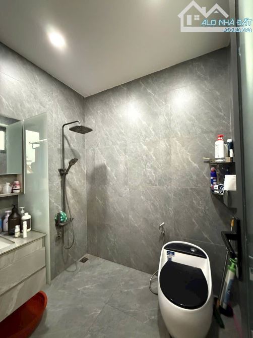 Bán nhà 3 lầu mặt tiền Nguyễn Công Trứ. - Diện tích: 4x19m (hậu 3,84) - Hướng: đông nam -