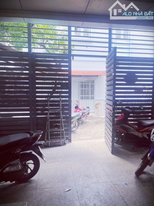 CHDV - KẾ BÊN ĐẠI HỌC CÔNG THƯƠNG - HẺM 6M - 71M2 - GIÁ 8.X Tỷ