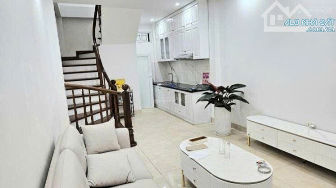 Bán gấp nhà rẻ đẹp ngõ 1194 đường Láng ngõ to gần ô tô 5T 35m MT 3.5m nở hậu full nội thất