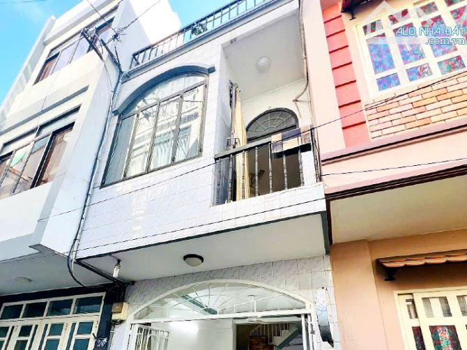 Cho thuê nhà Quận 1, 2 lầu sân thượng hẻm Trần Đình Xu