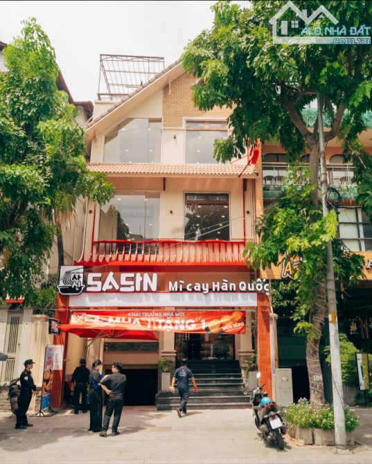 Bán căn nhà MT 183 Phan Xích Long, PN. Dt: 8x18m, Kc: hầm 4 tầng, Hđt: 180tr. Gía: 78 tỷ
