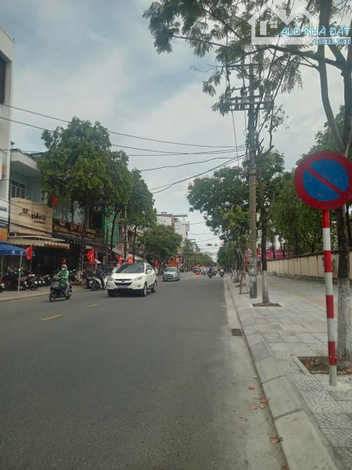 Bán toà nhà 4,5 tầng đường NÚI THÀNH , DT 220m2 ngang 8.5m. Gọi Duy Tùng