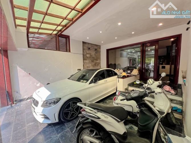 BÁN NHÀ TRUNG KÍNH 105m2 SỔ. GARA 2 Ô TÔ - 2 Ô TÔ TRÁNH TRƯỚC NHÀ. VĂN PHÒNG ĐỈNH