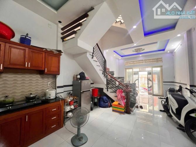 CHỈ 4,4 TỶ Nhà 3 Lầu dt 52m²(4,2mx12m) SHR đường THẠNH LỘC 12 Thạnh Lộc Q12"