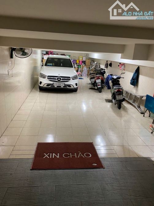Bán Biệt thự 4 lầu đẳng cấp ngay Q.3 Lê Văn Sỹ ngang 8m 160m2 có hầm NT cao cấp 41.5 tỷ.