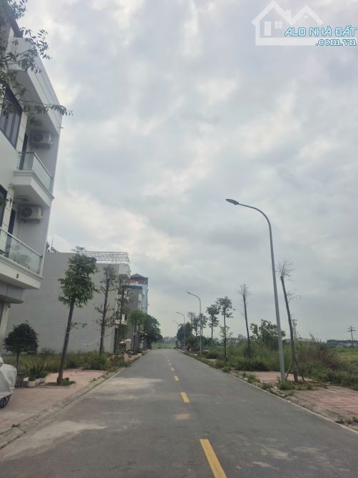 Bán đất Lạc Vệ  Newcenter . dt 85.5m . mt 4,5m . hướng N . giá 3 ty8 - 1