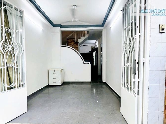 Cho thuê nhà Quận 1, 2 lầu sân thượng hẻm Trần Đình Xu - 1