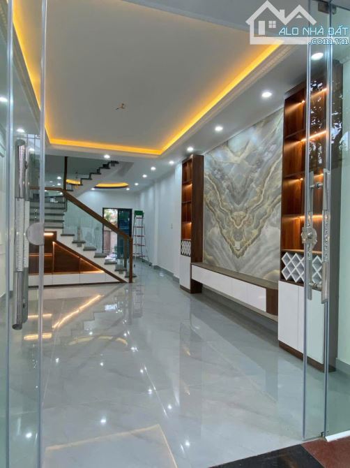 NHÀ 3 TÂNG - XÂY ĐỘC LẬP - CÓ SÂN CỔNG - ĐƯỜNG 5M Ô TÔ ĐỖ CỬA - ĐỒNG HOÀ - 1