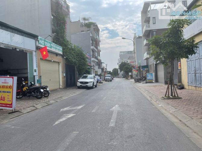 Bán 78m2 nhà 3,5 tầng dân xây mặt phố Nông Vụ, Phúc Lợi, vị trí kinh doanh, cho thuê tốt - 1