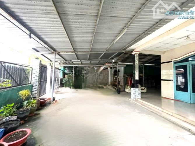 Nhà đẹp ở ngay Gần chợ Hóc Môn  Ngang hơn 9m. DT hơn 210m2 chỉ có 4.5 tỷ - 2