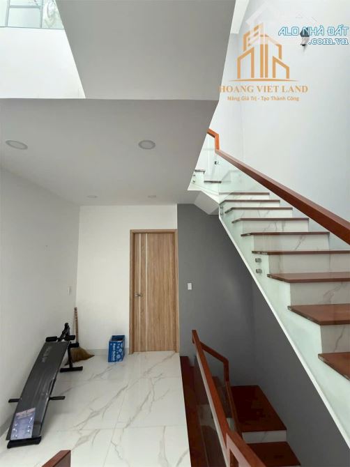 Bán nhà 3 lầu mặt tiền Nguyễn Công Trứ. - Diện tích: 4x19m (hậu 3,84) - Hướng: đông nam - - 2