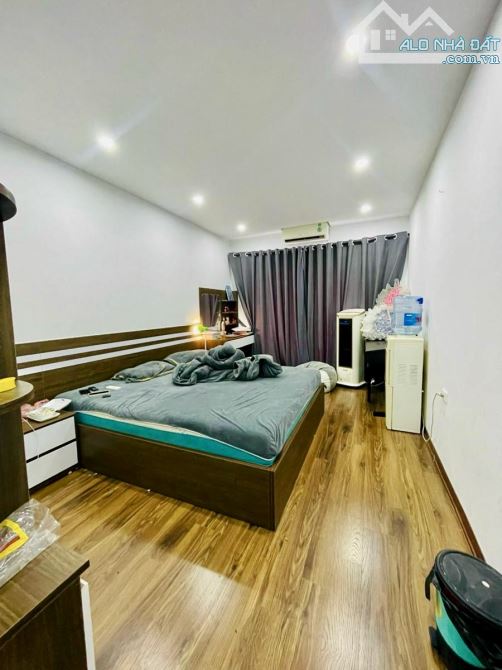 Phân lô Vương Thừa Vũ, gần phố, ô tô vòng quanh, view sân chơi, dân xây, sổ đẹp, 50m*5T - 2