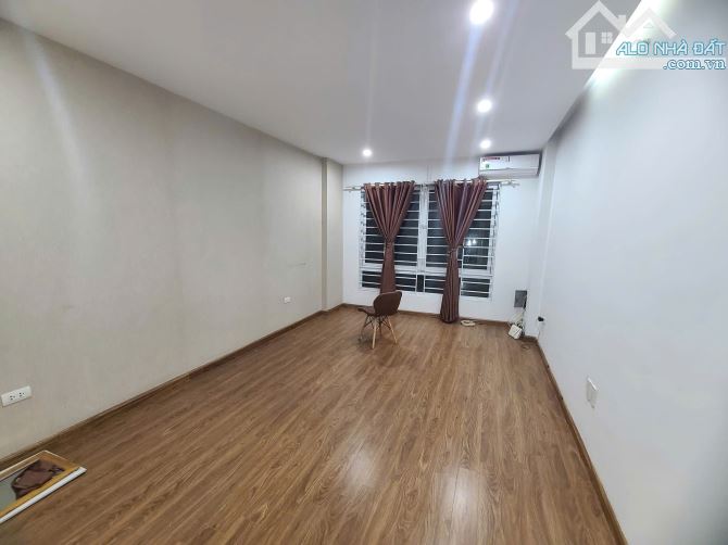 Bán gấp nhà rẻ đẹp ngõ 1194 đường Láng ngõ to gần ô tô 5T 35m MT 3.5m nở hậu full nội thất - 2