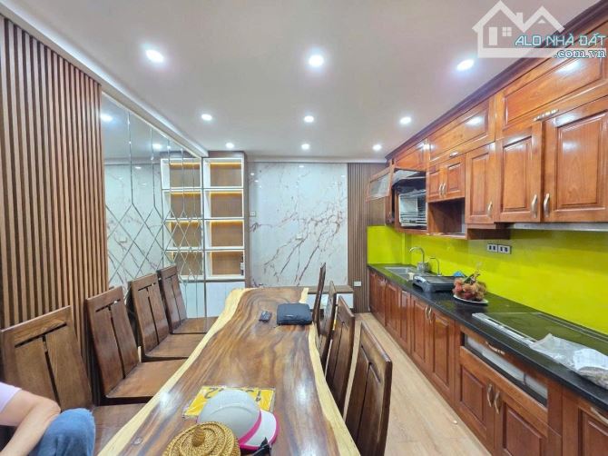 NHÀ ĐẸP TRUNG KÍNH Ở NGAY - TRUNG TÂM CẦU GIẤY – DT 47M2 X 5 TẦNG  – GIÁ 12,9 TỶ ! - 2