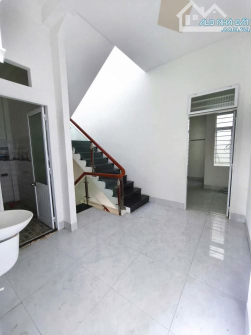 Bán nhà 3 mê rửi mặt tiền đg nguyễn thị yến 5,5x10=55m2 giá 3ty900 - 3