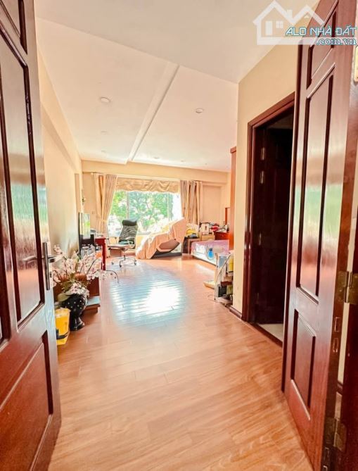 BÁN NHÀ TRUNG KÍNH 105m2 SỔ. GARA 2 Ô TÔ - 2 Ô TÔ TRÁNH TRƯỚC NHÀ. VĂN PHÒNG ĐỈNH