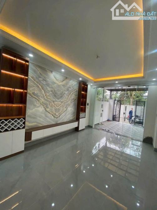 NHÀ 3 TÂNG - XÂY ĐỘC LẬP - CÓ SÂN CỔNG - ĐƯỜNG 5M Ô TÔ ĐỖ CỬA - ĐỒNG HOÀ - 4