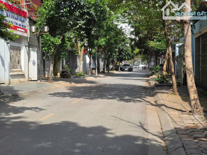 Nhà liền Kề 100m2 x 4 tầng khu đấu giá Giang Biên, đường 13.5m, ở và kinh doanh, giá 21.x - 4