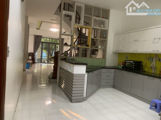 Bán nhà đi nước ngoài DT:200m2 (8x25)- biệt thư MIni 1 trệt- 1 lầu - 8