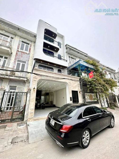 Bán Gấp Căn Biệt Thự Đức Giang 100m2-Mt 6m-16 tỷ-DÂN XÂY-PHÂN LÔ-XE TẢI ĐỖ CỬA-KINH DOANH