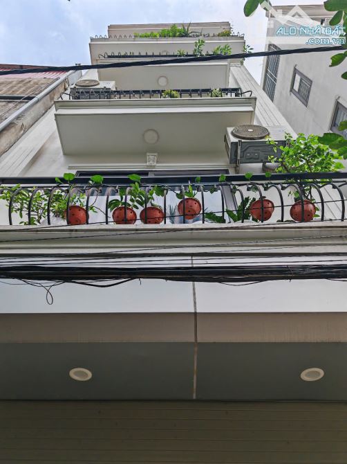Bán nhà Tây Hồ 33m2, 2 thoáng, ô tô, nội thất chủ tặng, nhỉnh 6 tỷ.
