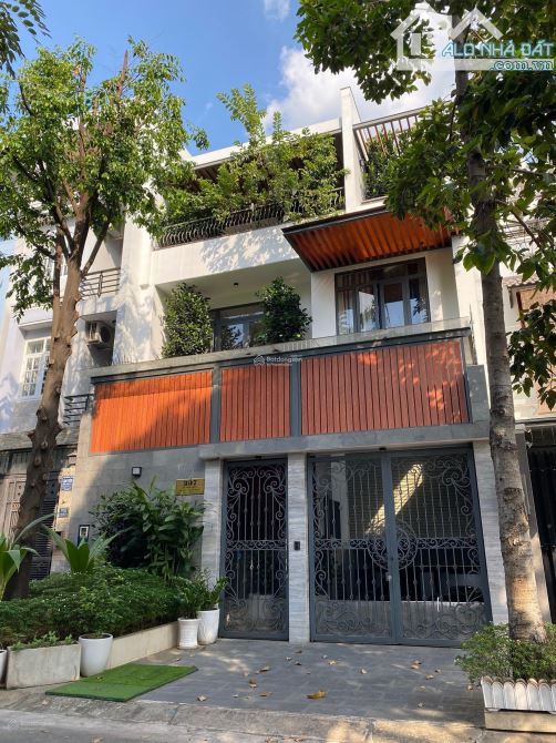 Biệt thự khu chợ vải đường Long Hưng, Phường 7. (7.9x27m) hầm 4 tầng ấp mái