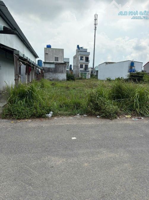 CẦN BÁN NỀN ĐẤT THỔ CƯ 140m2 GIÁ RẺ , ĐƯỜNG BÊ TÔNG 6M ,CÁCH CHỢ ĐỨC HÒA 2KM