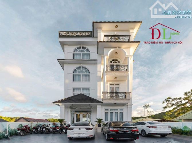 Bán khách sạn mặt tiền Hoàng Văn Thụ Đà Lạt 24PKD view đồi thông
