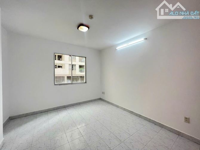Căn Hộ  60m2, 1PN, 1 ban công, không nội thất, tại quận 4, ở liền được
