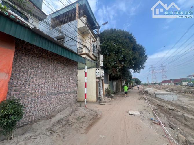 YÊN YÊN BÁN ĐẤT TẶNG NHÀ 2.5T, VỊ TRÍ VIP, CÁCH MỘT NHÀ RA ĐƯỜNG 40M ĐANG MỞ, TƯƠNG LAI X2