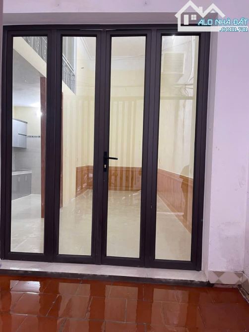 Bán Nhà Hóc Môn : 1 trệt - 1 lầu ( 5x11m ) - 3PN - 3WC - SHR . Giá 1 tỷ 750