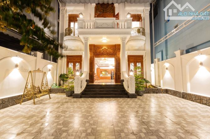 Mình cần bán căn biệt thự siêu đẹp nội thất toàn bộ bằng gỗ có hồ bơi khu lạc Long quân