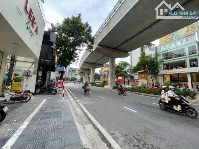 Mặt phố Cầu Giấy - Mặt tiền rộng - Vỉa hè - Kinh doanh - Sổ đỏ chính chủ.