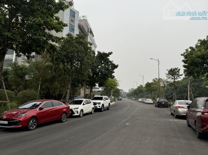 Chuyển sang nước ngoài, Bán biệt thự liền kề Minh Tâm. DT 90m2, x MT:10m, Giá: 25 tỷ.