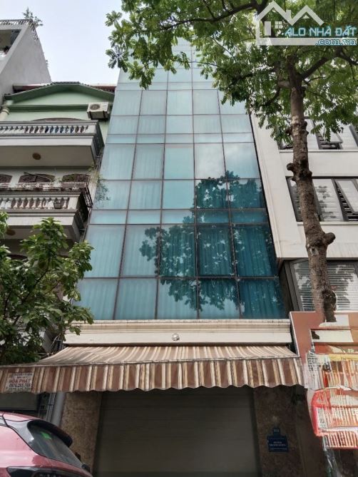 TOÀ NHÀ VĂN PHÒNG THEO TIÊU CHUẨN HẠNG A - MẶT TRƯỚC PHỐ, MẶT SAU KHE THOÁNG, VỈA HÈ RỘNG