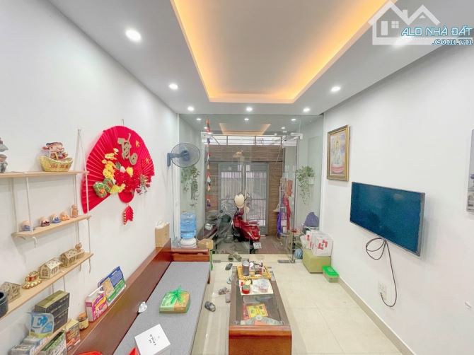 BÁN NHÀ PHÂN LÔ CẦU GIẤY  55M  ÔTÔ ĐỖ CỬA  CÁCH PHỐ CẦU GIẤY 150M  DÂN TRÍ CAO  GIÁ 13 TỶ