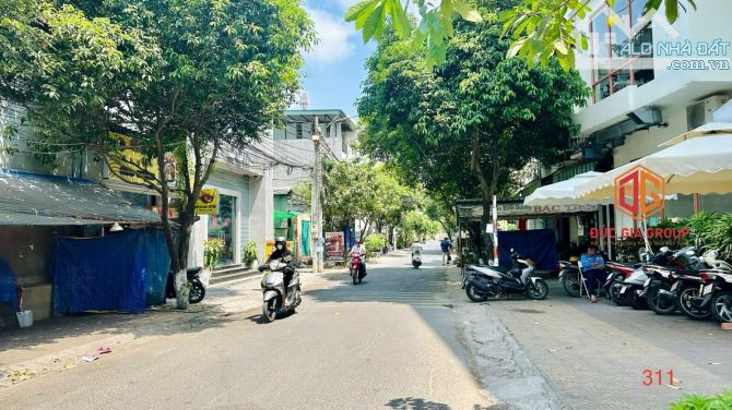 Bán nhà 1 trệt 2 lầu trong khu dân cư D2D giá chỉ 7,5 tỷ - 10