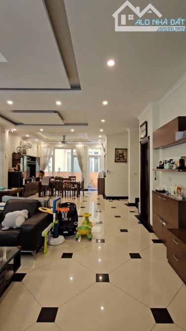 Bán gấp Biệt Thự KĐT Việt Hưng Palm Garden 209m 3T MT11m, gara oto, sân tiểu cảnh - 2