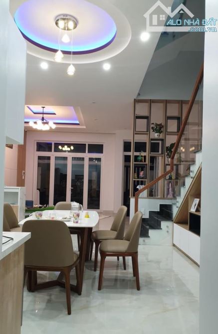 BÁN BIỆT THỰ 2 TẦNG- DT 191M2- GIÁ 3,9 TỶ - CÁCH PHAN CHU TRINH VÀI BƯỚC CHÂN - 1