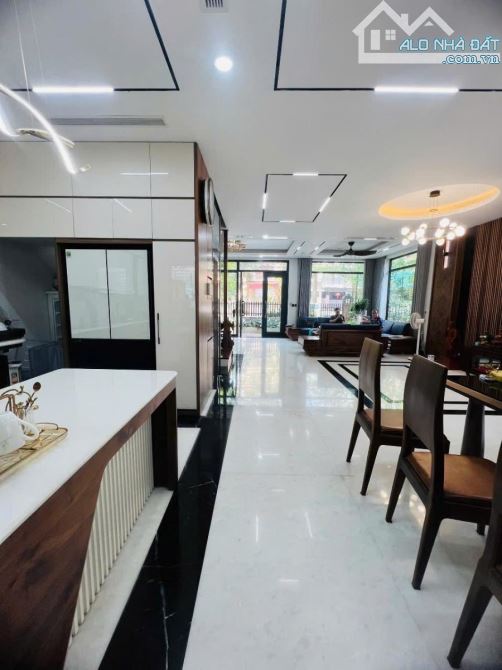 BÁN BIỆT THỰ SÂN VƯỜN HOÀNG QUỐC VIỆT- Ô TÔ TRÁNH- 105M2, MẶT TIỀN 7M, 4 TẦNG_ GIÁ 33.9 TỶ - 1