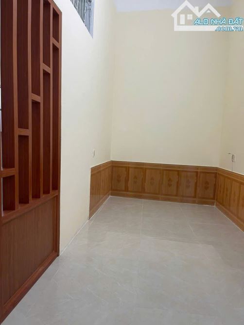 Bán Nhà Hóc Môn : 1 trệt - 1 lầu ( 5x11m ) - 3PN - 3WC - SHR . Giá 1 tỷ 750 - 1