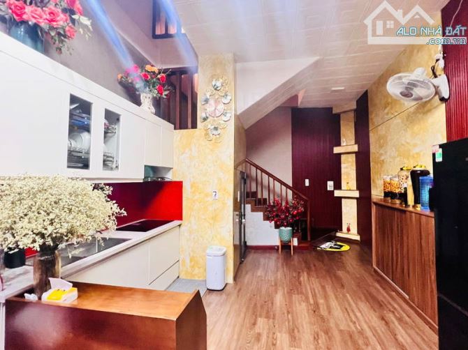 Cần bán nhà phố Kim mã Ba đình 35 m2 5 tầng 4m mặt tiền