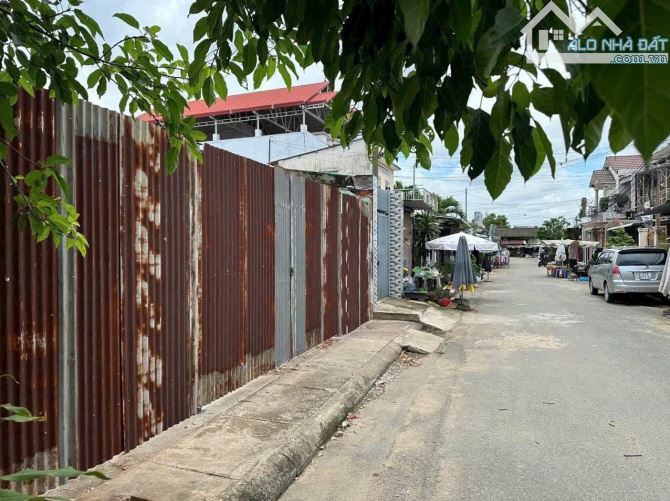 Giá ngộp.. 8 tỷ. Bán đất mặt tiền đường nhựa phường Bửu Long,BH. 8,5x42 373m. SHR - 1