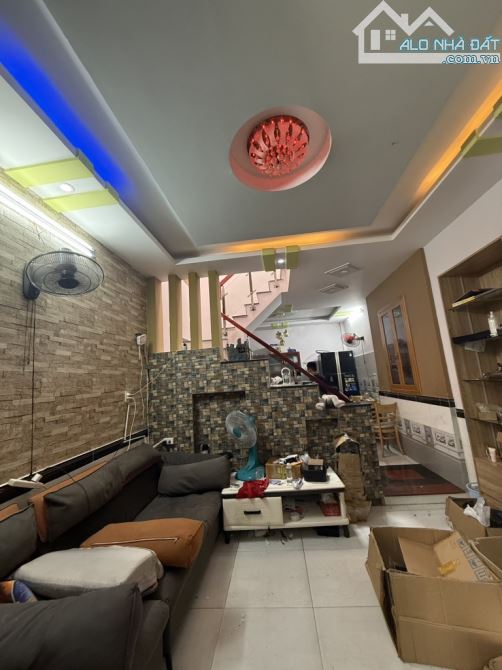 HUỲNH VĂN NGHỆ - TÂN BÌNH - NHÀ 2 TẦNG - 43 M2 - VUÔNG A4 - TẶNG NỘI THẤT - NHỈNH 3 TỶ. - 1