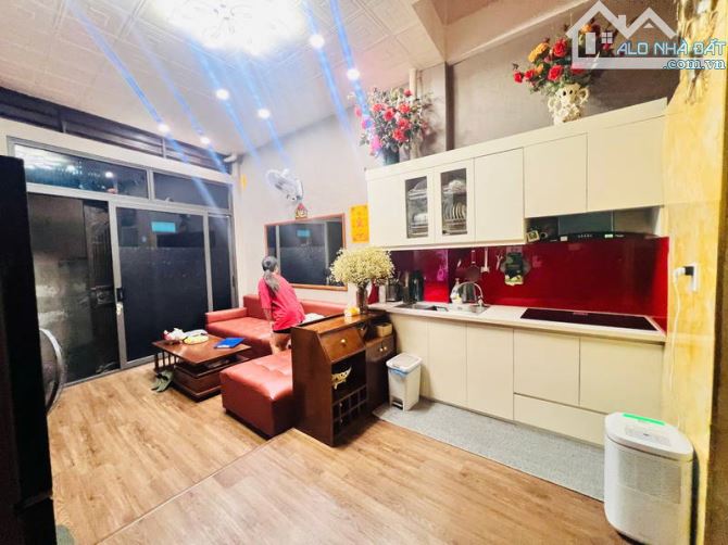 Cần bán nhà phố Kim mã Ba đình 35 m2 5 tầng 4m mặt tiền